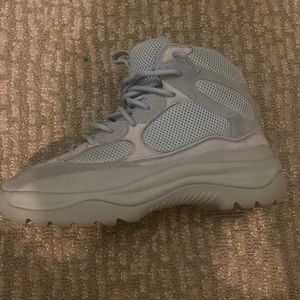 Yeezy boots they can fit a 10 and a 11